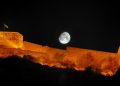 La superluna se eleva sobre el castillo de Palamidi en Nafplio, Grecia. / Foto: EFE.