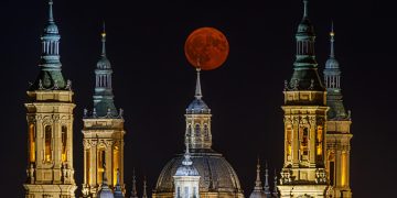 Un hechizo celestial: La Luna Azul enamora a espectadores alrededor del mundo