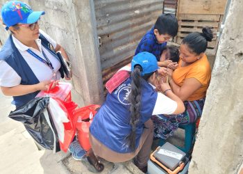 Personal de Salud continúa con la vacunación contra la polio y sarampión. /Foto: MSPAS.