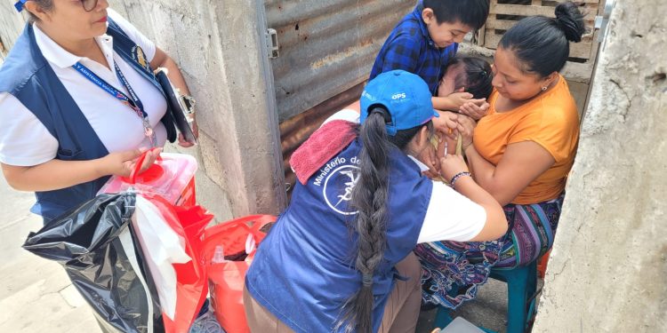 Personal de Salud continúa con la vacunación contra la polio y sarampión. /Foto: MSPAS.