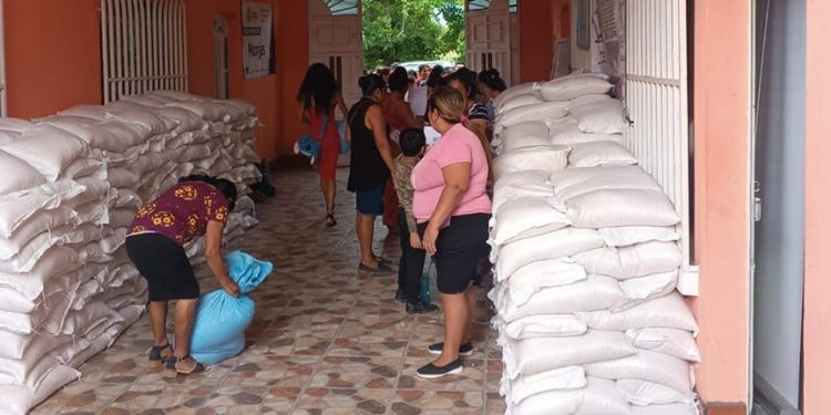 952 familias beneficiados con entrega de alimentos en Jalapa