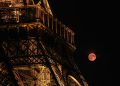 Superluna azul desde la torre Eiffel, en París, Francia. / Foto: EFE.