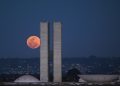 Superluna azul detrás del Congreso Nacional de Brasil, en la capital Brasilia. / Foto: EFE.