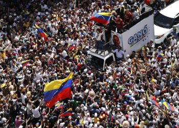 María Corina Machado en medio de la multitud en Caracas. / Foto: Miguel Gutiérrez, EFE.