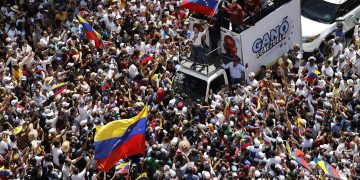 María Corina Machado en medio de la multitud en Caracas. / Foto: Miguel Gutiérrez, EFE.