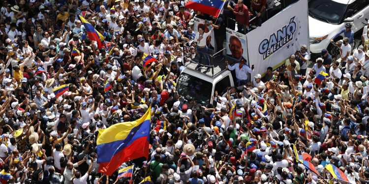María Corina Machado en medio de la multitud en Caracas. / Foto: Miguel Gutiérrez, EFE.