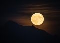 Superluna Azul se eleva sobre el monte 'Dent d'Oche' vista desde Allaman (Suiza). / Foto: EFE.