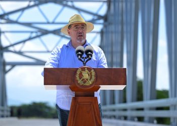 El presidente Bernardo Arévalo, durante la inauguración del puente El Tule, en Asunción Mita, Jutiapa.