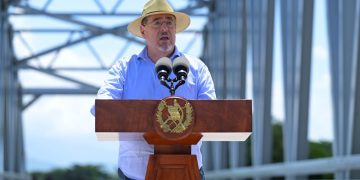 El presidente Bernardo Arévalo, durante la inauguración del puente El Tule, en Asunción Mita, Jutiapa.