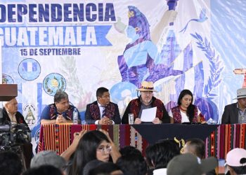 El presidente Bernardo Arévalo -centro- durante el acto de firma de la agenda para el desarrollo de las comunidades de Chichicastenango, Quiché.