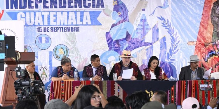 El presidente Bernardo Arévalo -centro- durante el acto de firma de la agenda para el desarrollo de las comunidades de Chichicastenango, Quiché.