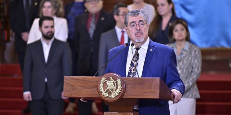 El presidente Bernardo Arévalo presentó una solicitud de antejuicio contra la fiscal general por violaciones a la Constititución.