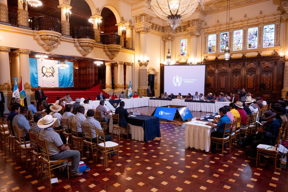 Líderes de los pueblos indígenas, durante la quinta mesa de diálogo permanente con los pueblos indígenas con el presidente Bernardo Arévalo y otras autoridades de gobierno.