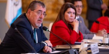 El presidente Bernardo Arévalo, durante la quinta mesa de diálogo permanente con los pueblos indígenas.