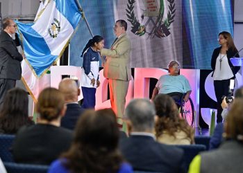 El presidente Bernardo Arévalo, en la juramentación de los atletas que representarán a Guatemala en los Juegos Paralímpicos París 2024.