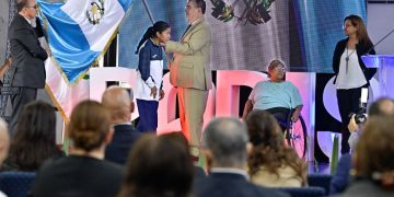 El presidente Bernardo Arévalo, en la juramentación de los atletas que representarán a Guatemala en los Juegos Paralímpicos París 2024.