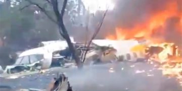 Imagen captada de video muestra los restos del avión que se incendió al estrellarse en una zona residencial de Sao Paulo, Brasil.