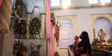 Altar mayor de la iglesia de La Asunción, en la capital de Guatemala. / Foto: DCA.