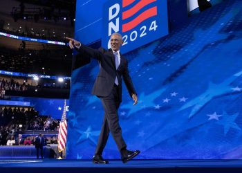 El expresidente Barak Obama dice a EE. UU. que está listo para abrir un nuevo capítulo en la historia con Kamala Harris.