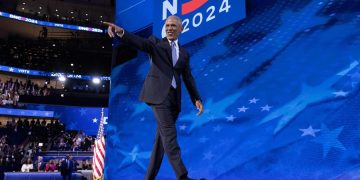 El expresidente Barak Obama dice a EE. UU. que está listo para abrir un nuevo capítulo en la historia con Kamala Harris.