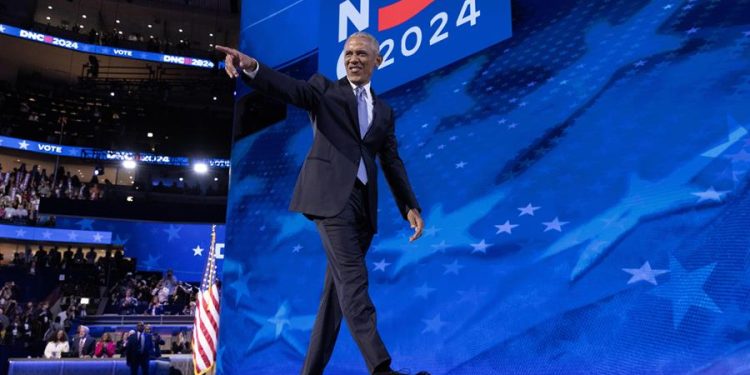 El expresidente Barak Obama dice a EE. UU. que está listo para abrir un nuevo capítulo en la historia con Kamala Harris.