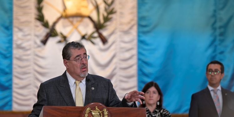 El presidente Bernardo Arévalo rechaza la represión contra la oposición en Venezuela.