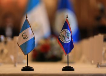 Banderas de Guatemala y Belice.