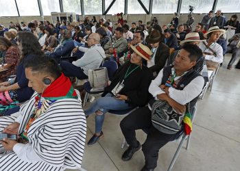 Líderes indígenas de diferentes países participan en la Asistentes a la Cumbre Mundial sobre Conocimientos tradiconales, en Colombia.