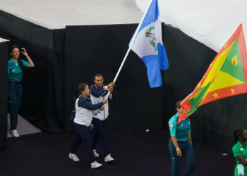 Con elegancia y orgullo, Guatemala desfila en la clausura de París 2024