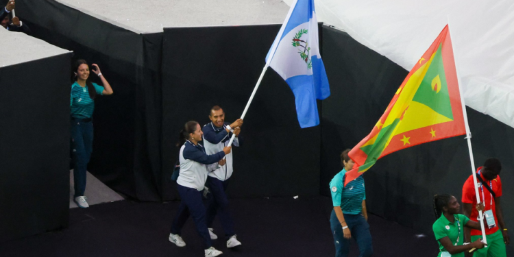 Con elegancia y orgullo, Guatemala desfila en la clausura de París 2024
