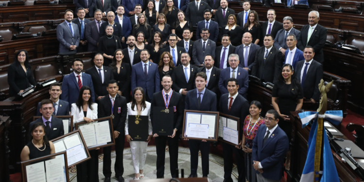 Congreso de la República condecora a atletas olímpicos