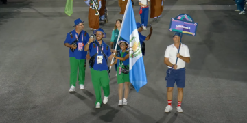 Así fue el momento en el que Guatemala desfiló en la inauguración de los Juegos Paralímpicos de París 2024
