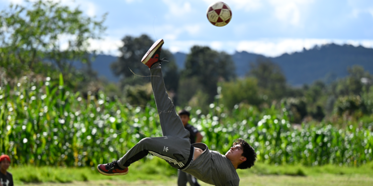 La foto de la semana: El futbol no sabe de fronteras ni de barreras sociales