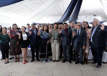 La vicepresidenta Karin Herrera comparte con jóvenes durante el lanzamiento del Mes de la Juventud, en Conjuve.