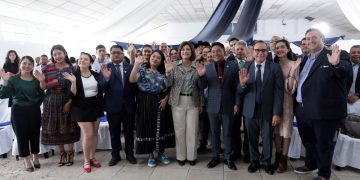 La vicepresidenta Karin Herrera comparte con jóvenes durante el lanzamiento del Mes de la Juventud, en Conjuve.