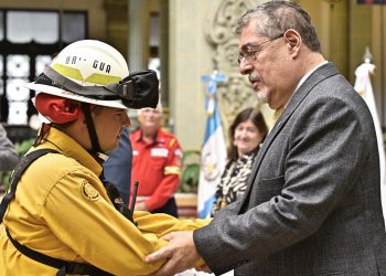Presidente Arévalo califica de héroes los brigadistas contra incendios.