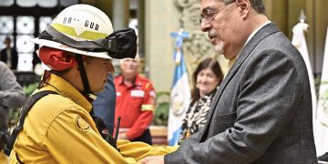 Presidente Arévalo califica de héroes los brigadistas contra incendios.