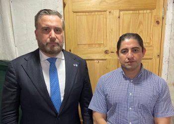 El embajador de Estados Unidos en Guatemala, Tobin Bradley, durante su visita al exfiscal Stuardo Campo, en la prisión de la Brigada Mariscal Zavala.