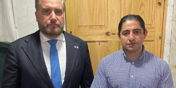 El embajador de Estados Unidos en Guatemala, Tobin Bradley, durante su visita al exfiscal Stuardo Campo, en la prisión de la Brigada Mariscal Zavala.