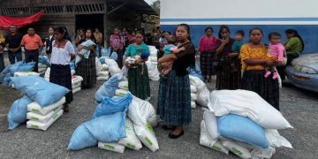 Familias que tienen niños con desnutrición aguda reciben raciones de alimentos para tres meses.