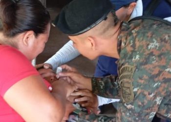 Ejército de Guatemala participa en proyectos como vacunación a nivel nacional. / Foto: MINDEF.