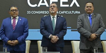 El presidente Arévalo y autoridades de Anacafé durante apertura del Congreso de Caficultura. / Foto: Byron de la Cruz.