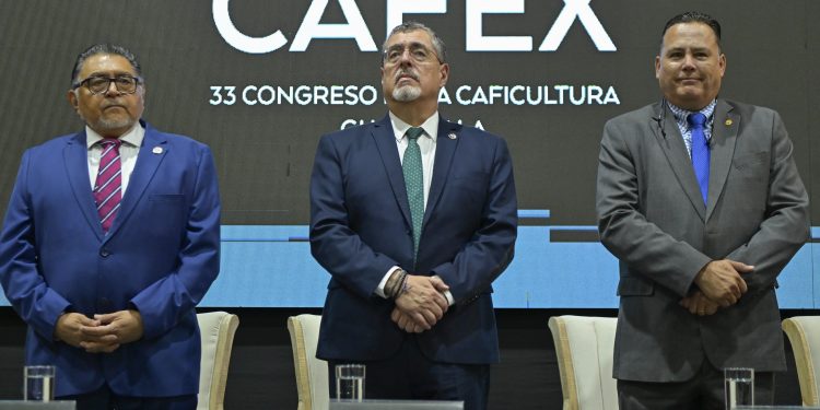 El presidente Arévalo y autoridades de Anacafé durante apertura del Congreso de Caficultura. / Foto: Byron de la Cruz.