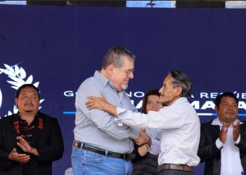 El presidente Bernardo Arévalo y don Maximino, elaborador de sal negra. / Foto: Gilber García.