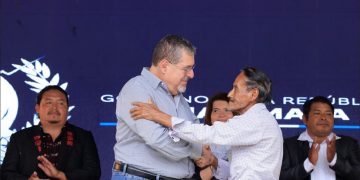 El presidente Bernardo Arévalo y don Maximino, elaborador de sal negra. / Foto: Gilber García.