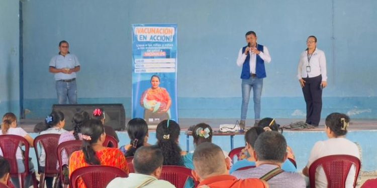 En La Tinta y Raxruhá, Alta Verapaz, instan a vacunar a la niñez contra polio y sarampión. / Foto: MSPAS.