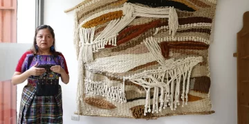 La artista Angélica Serech comparte su historia y amor por los textiles que forman parte de su herencia familiar. / Foto: DCA.