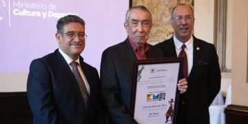 Entregan premio Carlos Mérida al maestro Ernesto Boesche Rizo por su aporte a las artes