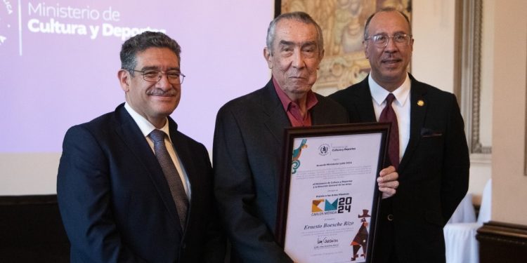 Entregan premio Carlos Mérida al maestro Ernesto Boesche Rizo por su aporte a las artes