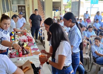 Comparten con jóvenes la importancia del maíz. /Foto: MAGA.
